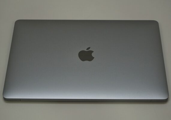 Apple MacBook Pro 13" 2017 i7 16GB 1TB SSD Touch Bar – Sehr gut Refurbished