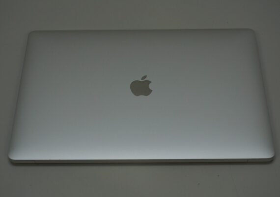 AppApple MacBook Pro 15" 2019 i7 32GB 512GB SSD Radeon 560X  Refurbished