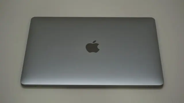 Apple MacBook Pro 13 Zoll (2017) · Intel Core i7 7. Gen · 16 GB · 1 TB SSD · 13 Zoll · QWERTY · Sehr gut (A)